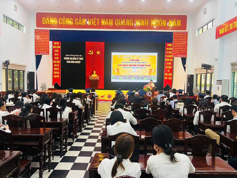 LỄ KHAI GIẢNG VÀ BẾ GIẢNG CÁC LỚP ĐẠI HỌC CỦA VIỆN ĐÀO TẠO MỞ VÀ CÔNG NGHỆ THÔNG TIN, ĐẠI HỌC HUẾ