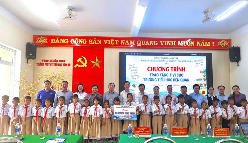 Khối thi đua các đơn vị sự nghiệp tỉnh Quảng Trị trao tặng thiết bị dạy học tại Trường Tiểu học Bến Quan