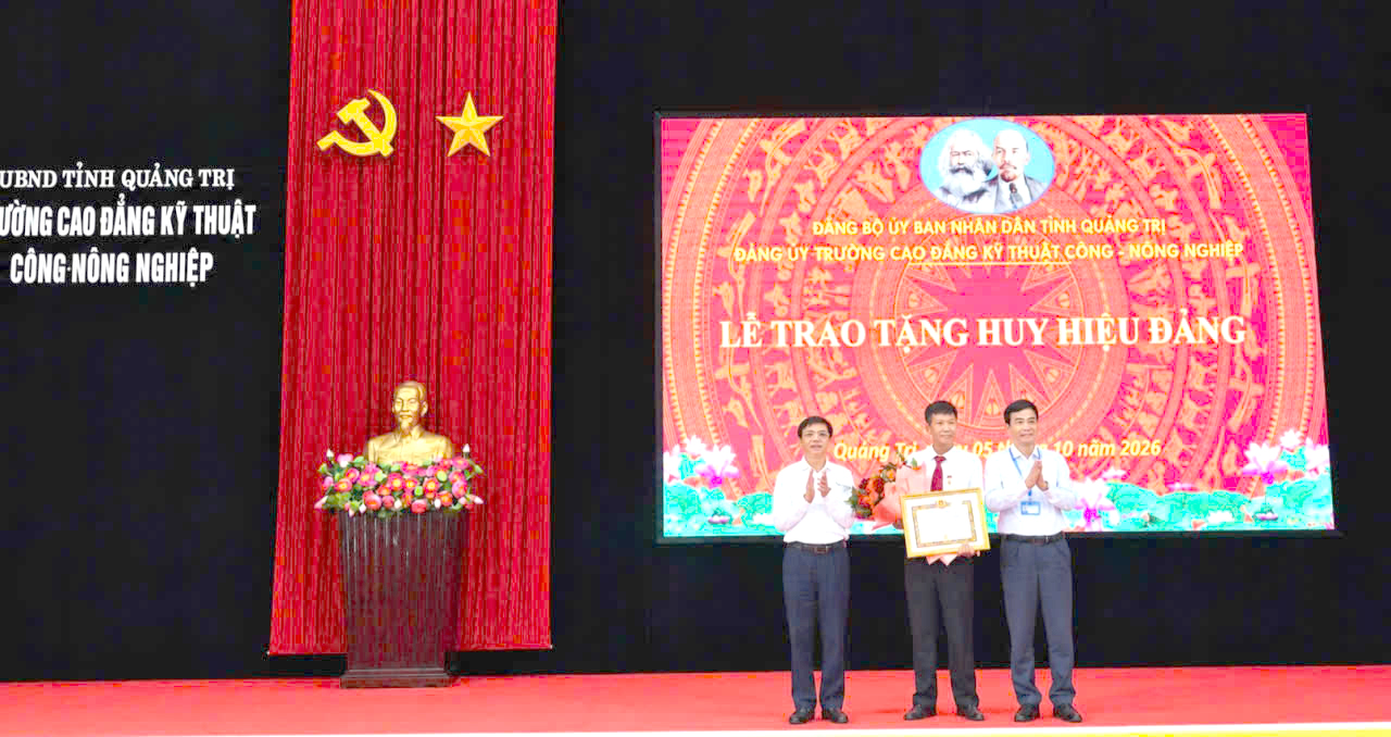 LỄ TRAO TẶNG HUY HIỆU 35 NĂM TUỔI ĐẢNG CHO ĐẢNG VIÊN THUỘC ĐẢNG BỘ NHÀ TRƯỜNG