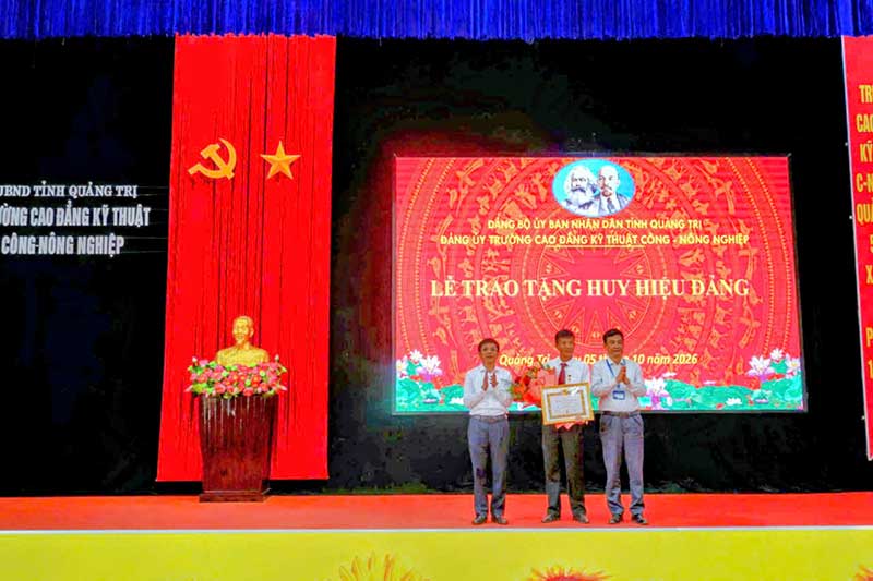 LỄ TRAO TẶNG HUY HIỆU 35 NĂM TUỔI ĐẢNG CHO ĐẢNG VIÊN THUỘC ĐẢNG BỘ NHÀ TRƯỜNG