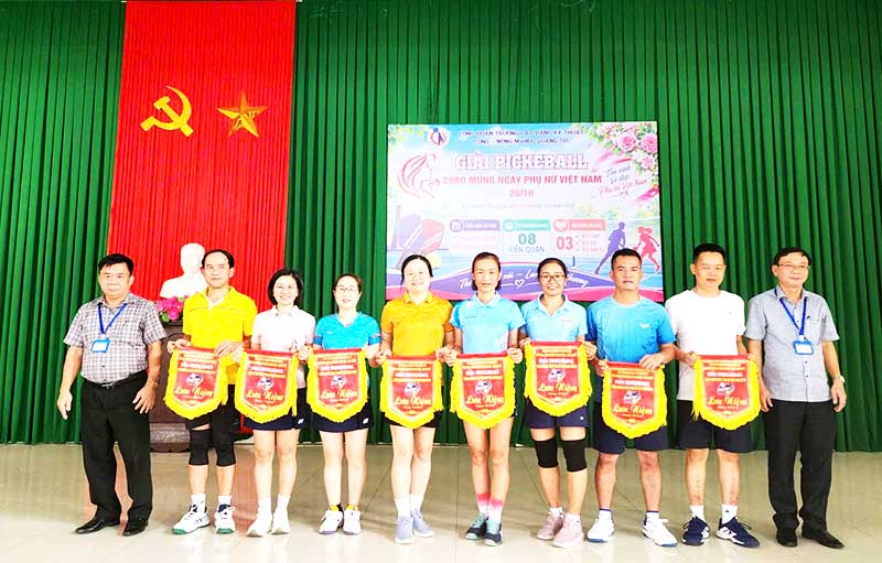 Công đoàn Trường Cao đẳng Kỹ thuật Công - Nông nghiệp Quảng Trị  tổ chức Giải Pickleball chào mừng Ngày Phụ nữ Việt Nam 20/10